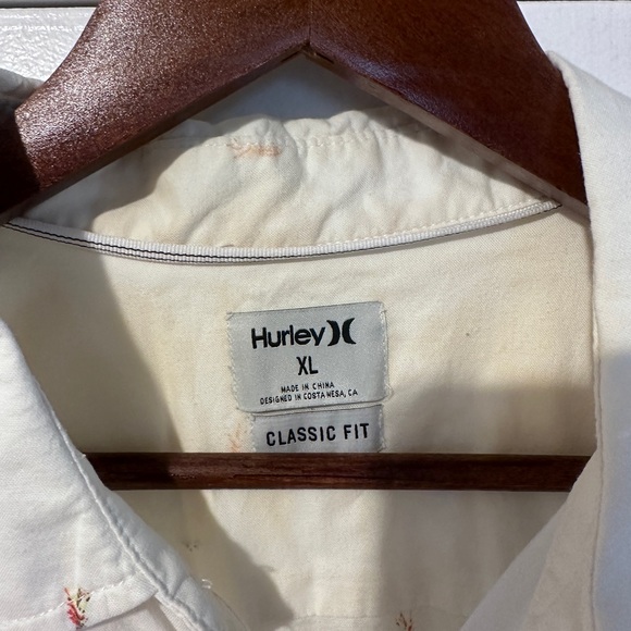 Hurley White Casual Button Down Shirt with Subtle Patterns - Picture 4 of 4